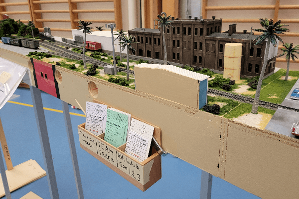 Ett industriområde med kort och instruktioner under ett trafikspel.